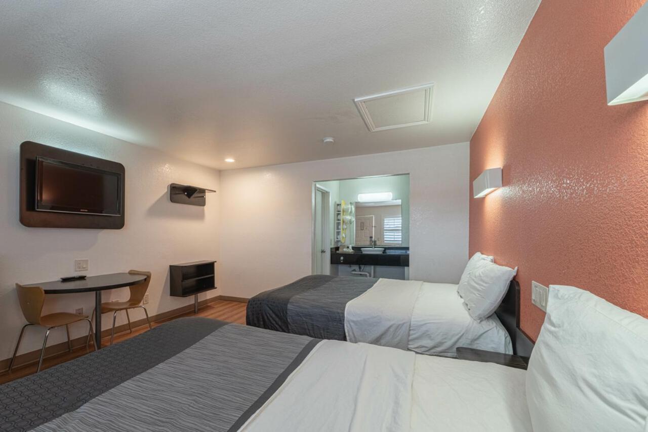 Coastal Valley Inn Castroville Εξωτερικό φωτογραφία